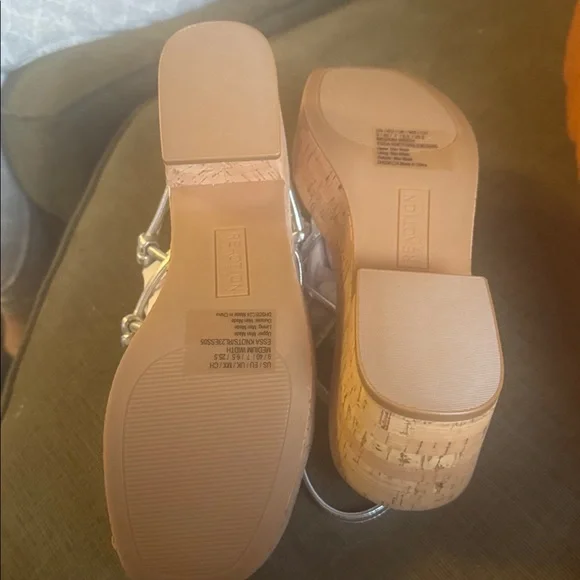 NWT Kenneth Cole REACTION Essa Knots IN Metallic Silver, Size 9 - Picture 10 of 11